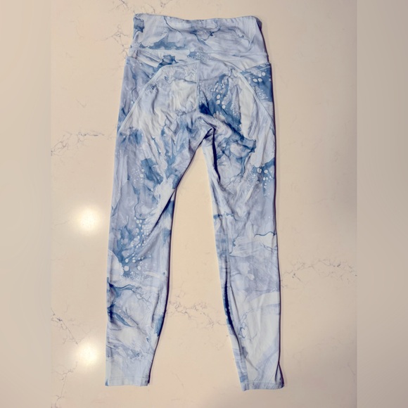 All in Motion Everyday Soft Ultra High-Waisted Leggings in Sky Blue Swirl - Picture 3 of 6